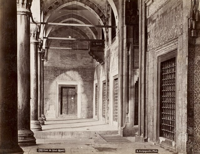 Yeni Cami Avlusu Basile Kargopoulo Fotoğrafı 1875