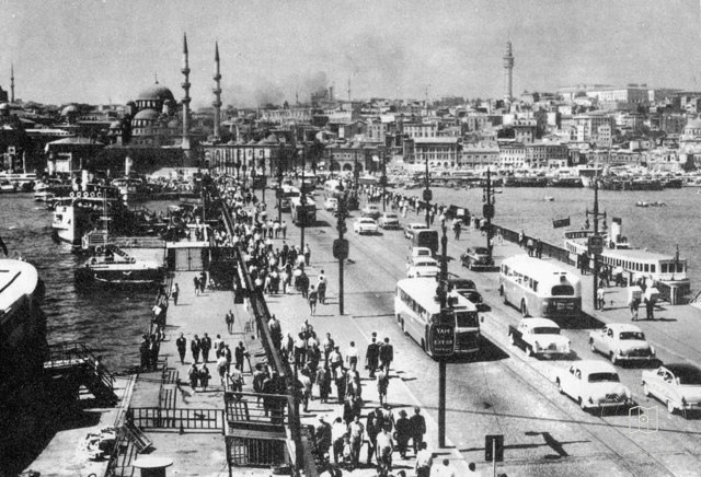 Tramvayların kalktığı ama rayların halen durduğu 1965 yılında köprü