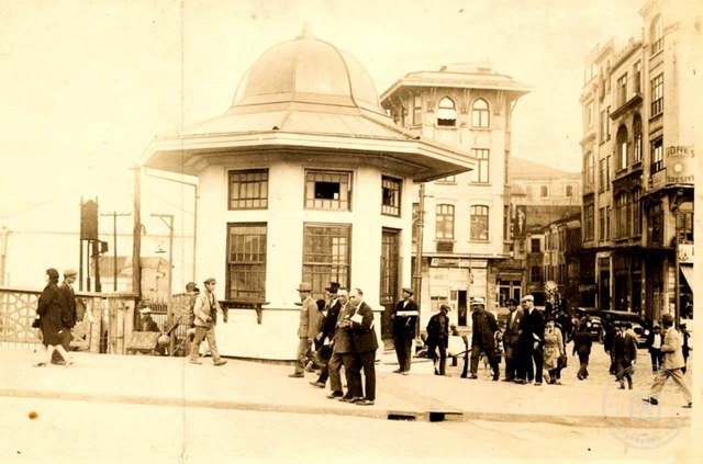 Galata Köprüsü Başındaki Tahsildar Kulübesi · Eminönü