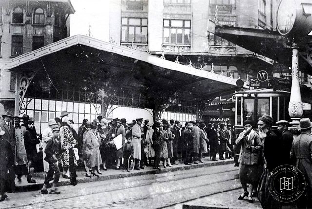 Eminönü tram stop located in the face of the New Mosque · 1927