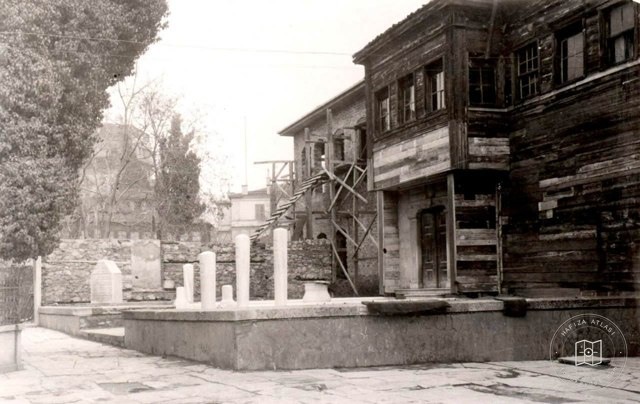 Galata Mevlevihanesi'nin giriş cephesi ve önündeki haziresi · 1942