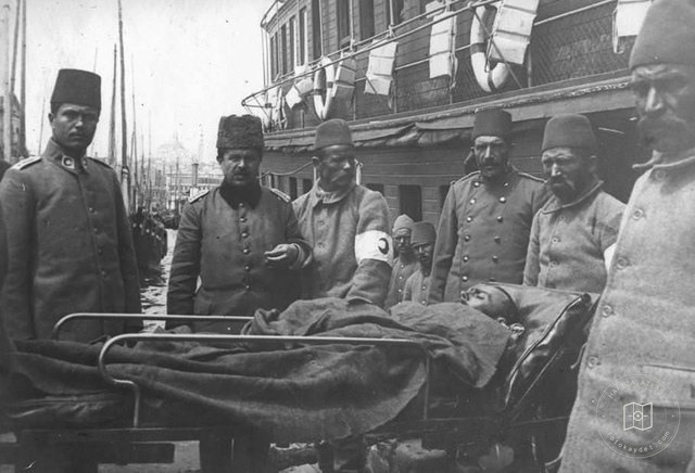63 nolu “Sütlüce” gemisi Çanakkale'den getirdiği yaralı askerlerimizi Sirkeci'de tahliye ederken