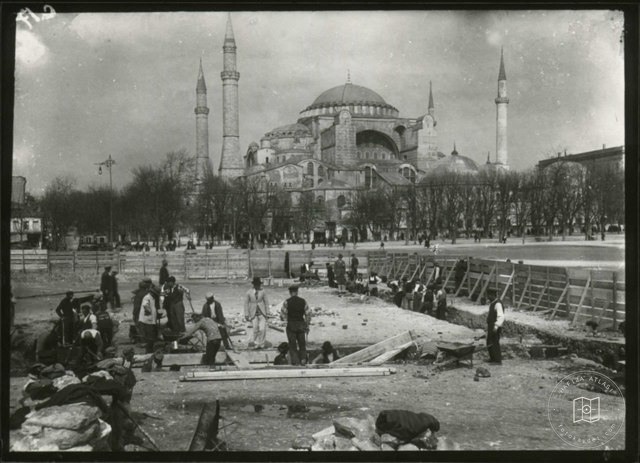 Sultanahmet Kazıları ve Ayasofya · 1927