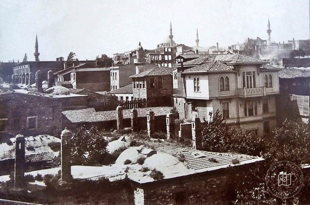Atik İbrahim Paşa Cami yönünden Beyazıt Camii Yönüne Bakış. Ön kısım Büyük Valide Hanı · Mercan