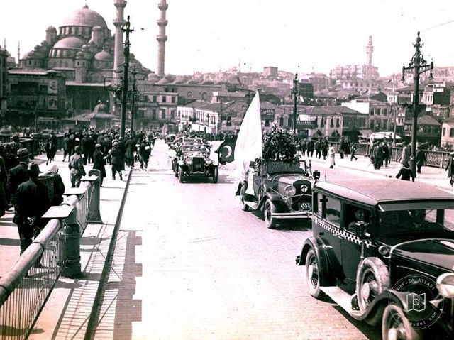 Galata Köprüsü üzerinden Cumhuriyet Bayramı geçidi