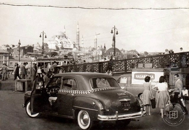 Eminönü Köprü Ayağı Yakınında Bekleyen Taksi · 1958