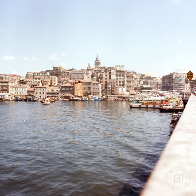 Galata Köprüsü Üzerinden Manzaralar Charles Samz Fotoğrafı · 1971