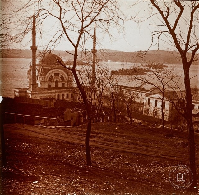 Dolmabahçe Mosque and Wall