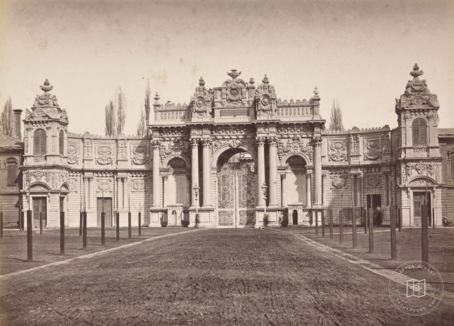 Dolmabahçe Sarayı Saltanat Kapısı · Abdullah Fréres · 1865