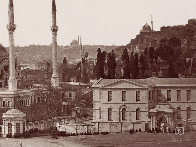 Dolmabahçe Camii ve Saray Tiyatrosu