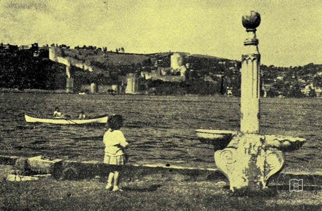 Anadoluhisarı'nda Tuzluk Çeşmesi ve Karşı Kıyıda Rumeli Hisarı