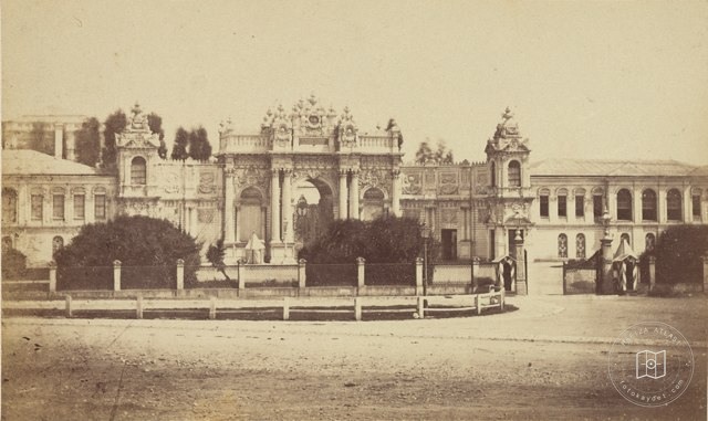 Dolmabahçe Sarayı Anıtsal Kapısı · Pascal Sébah Fotoğrafı · 1870