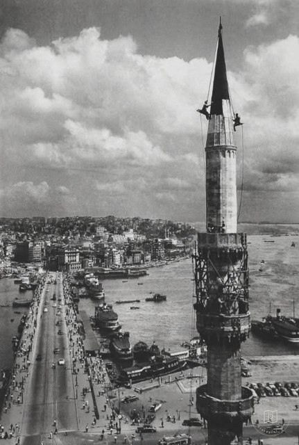 Yeni Cami Minaresinin Onarımı Ara Güler · 1957