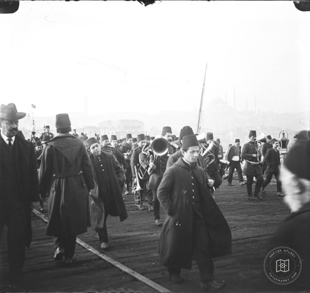 Bando on Galata Bridge · 1900 Cubicle