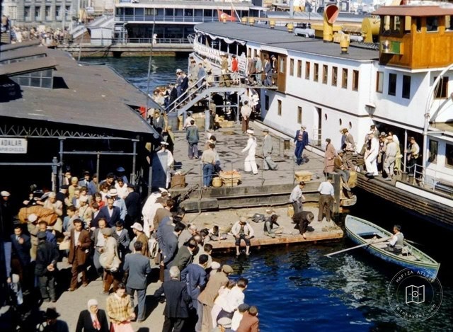 Galata Köprüsü Adalar İskelesi'nde Vapur Yolcuları İnerken · 1953