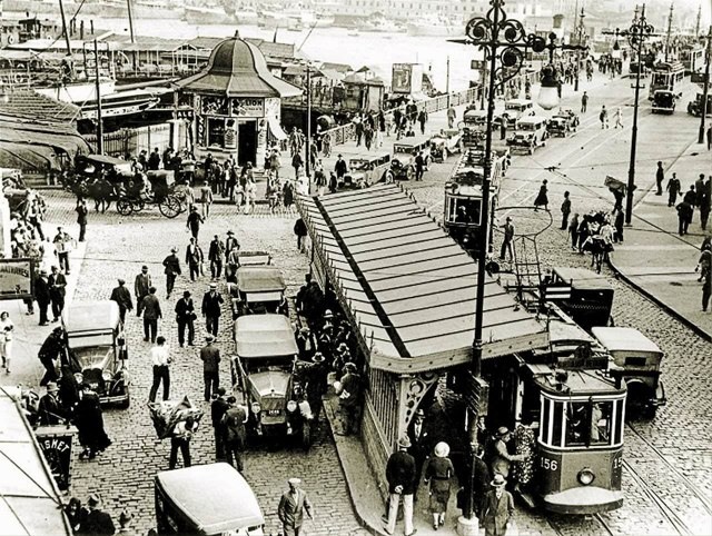 1930’lu yıllarda Galata Köprüsü - Eminönü