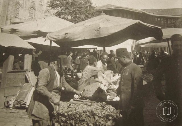 Yeni Cami civarında pazar
