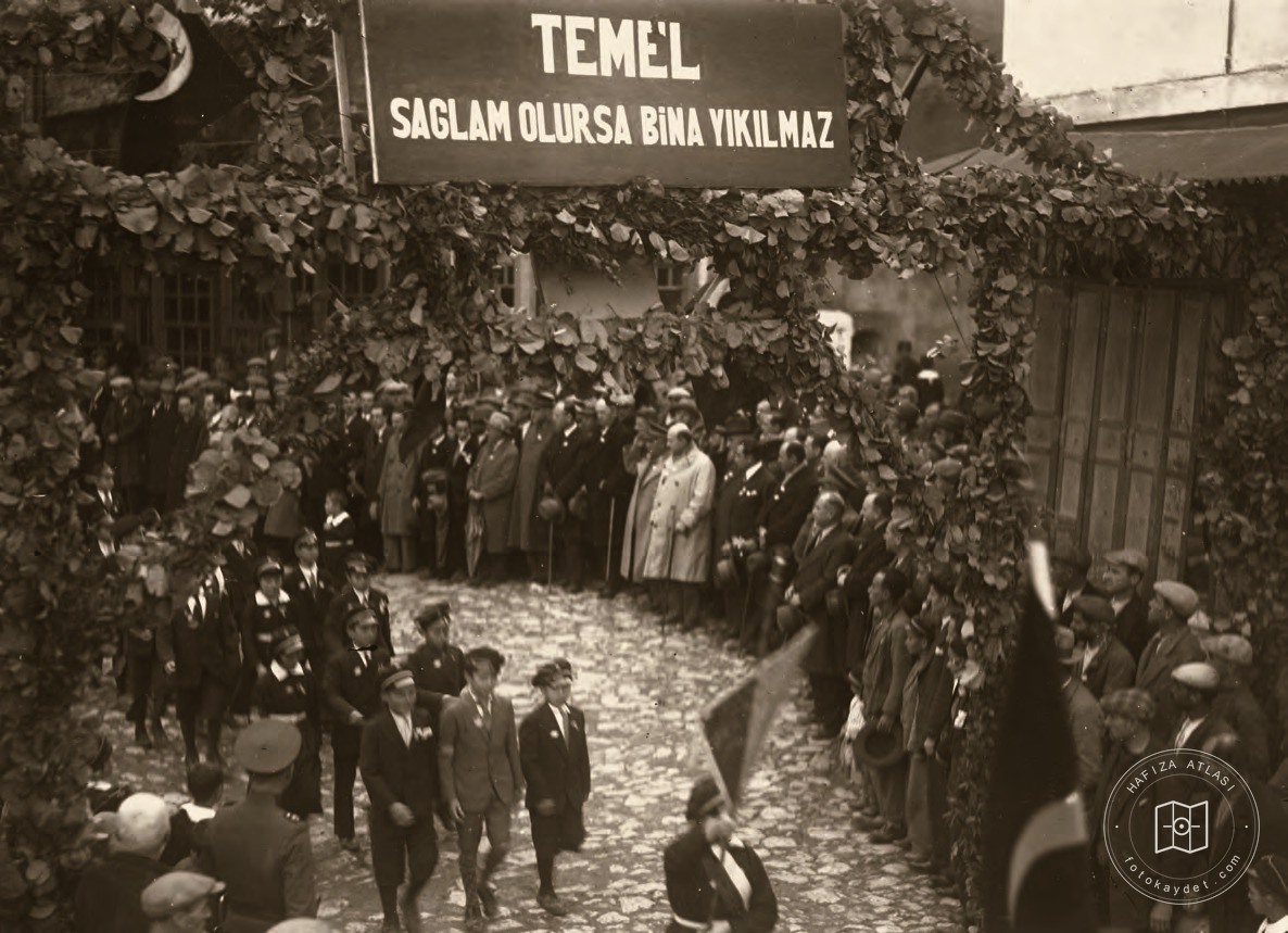 Governor and mayor Muhittin Üstündağ at a Republic Day ceremony