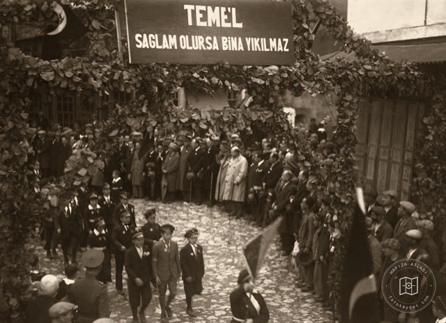 Governor and mayor Muhittin Üstündağ at a Republic Day ceremony