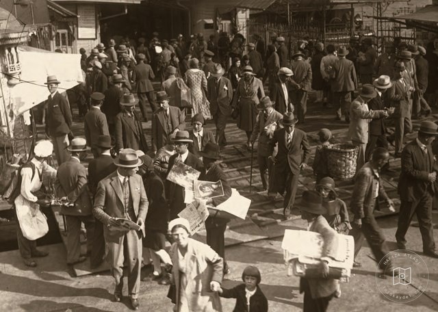 İstanbul'da seyyar gazete satıcısı