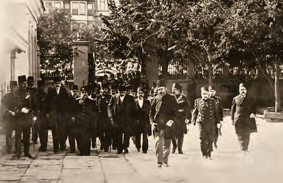1900’de İstanbul’u ziyaret eden İran Şahı Muzafferüddin Şah’ın Ayasofya Camii’nin avlu kapısından girişi