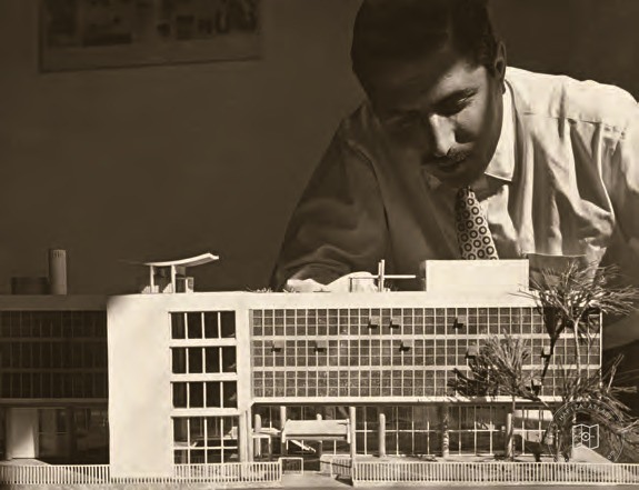 Turgut Cansever proje maketini incelerken