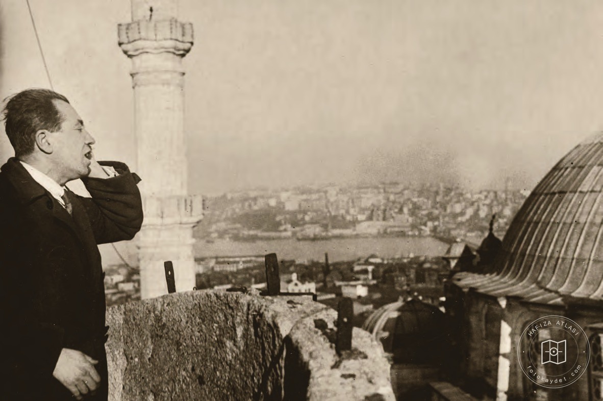 İstanbul’da ilk defa Fatih Camii minaresinden Hafız Rıfat Bey tarafından Türkçe ezan okunması, 30 Ocak 1932