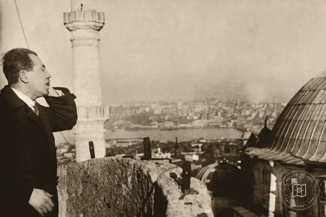 İstanbul’da ilk defa Fatih Camii minaresinden Hafız Rıfat Bey tarafından Türkçe ezan okunması, 30 Ocak 1932
