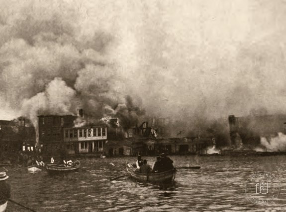 The Balat fire seen from the Golden Horn