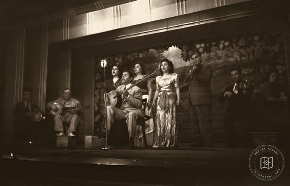Selahattin Pınar and Safiye Ayla on stage