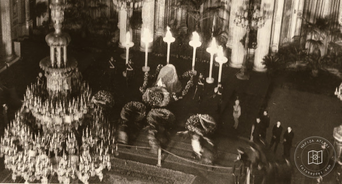 Atatürk’ün tabutu Dolmabahçe Sarayı Muayede Salonu’nda