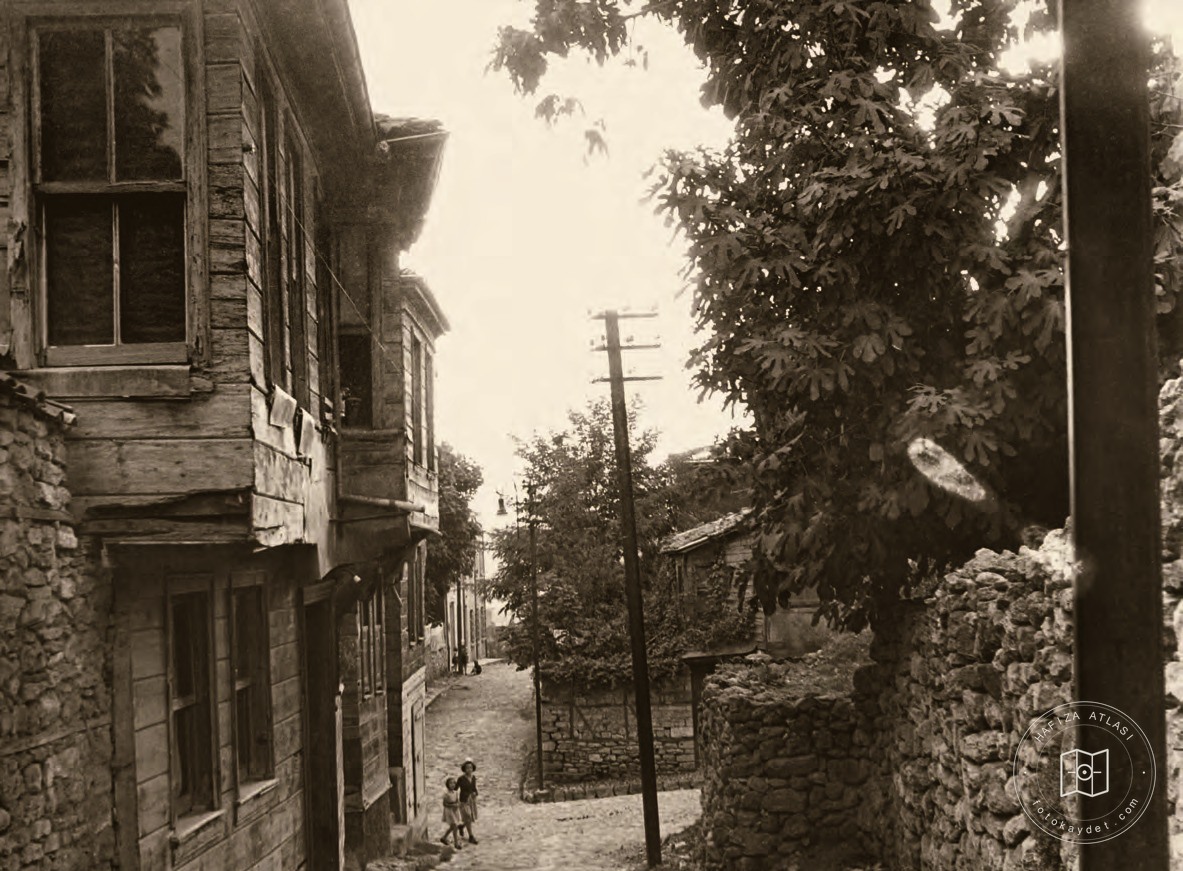 Ahşap evlerle çevrili İstanbul sokağı