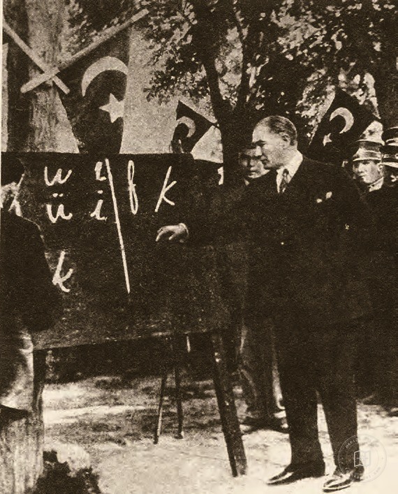 Atatürk’ün Gülhane Parkı’nda Harf İnkılabı’nı ilan etmesi ve ilk ders