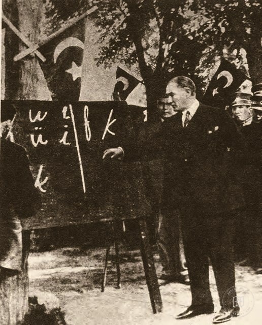 Atatürk’ün Gülhane Parkı’nda Harf İnkılabı’nı ilan etmesi ve ilk ders