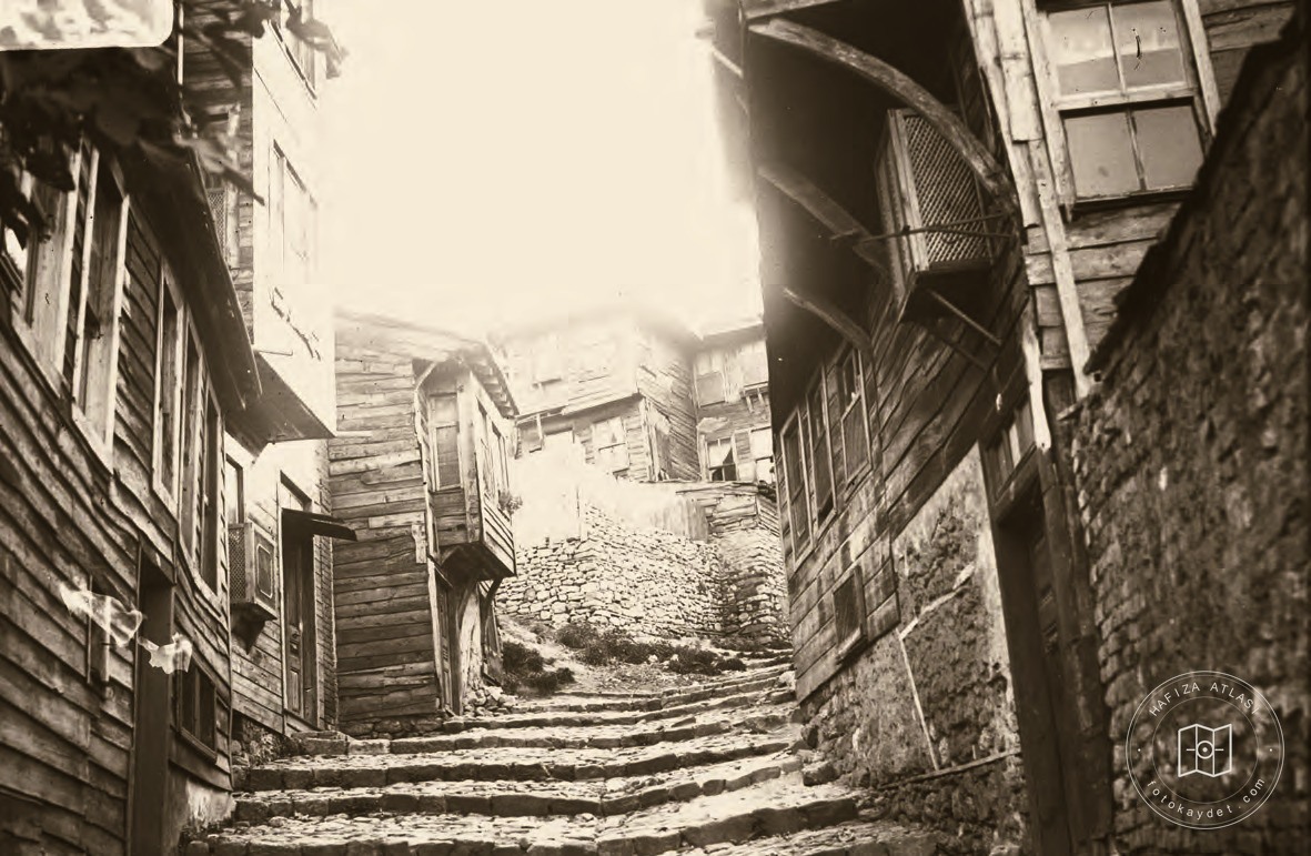 Eski İstanbul'da merdivenli sokak