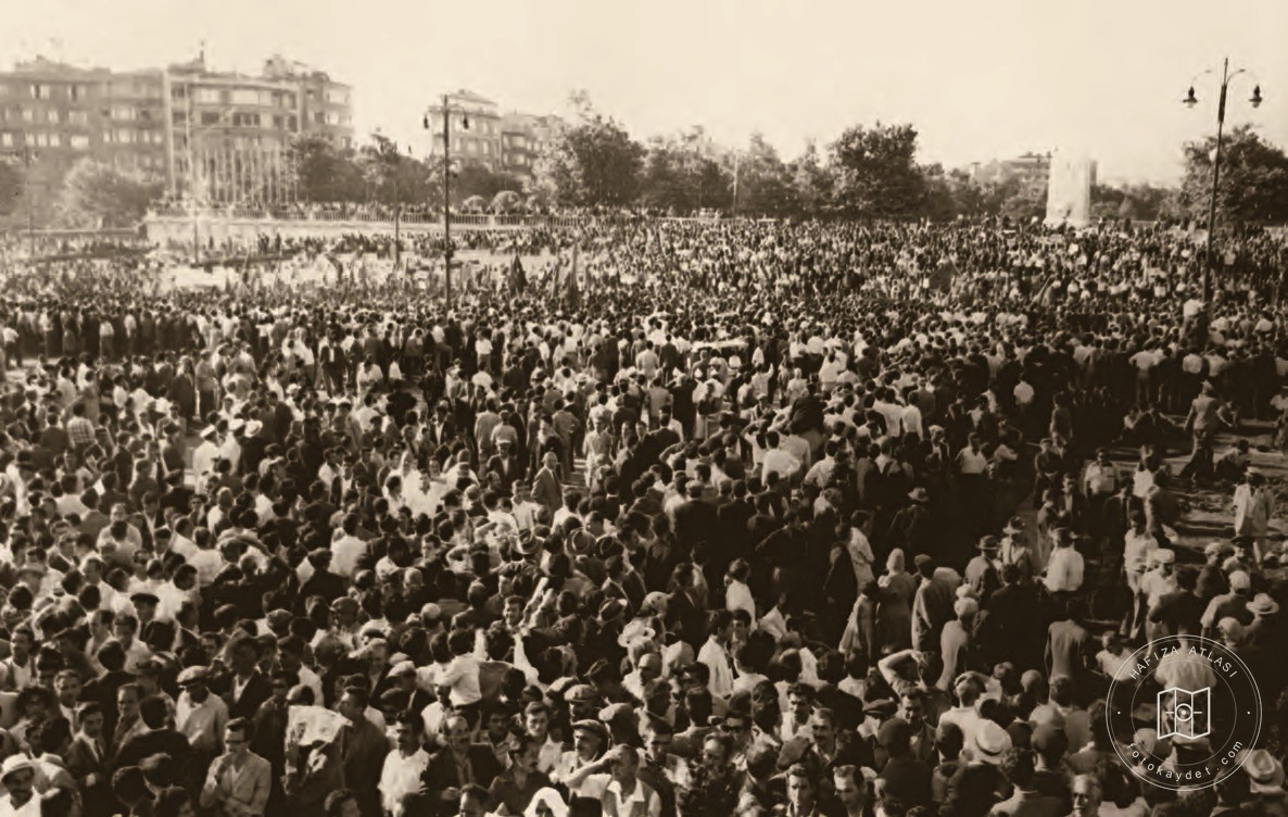 A demonstration in Istanbul before 27 May