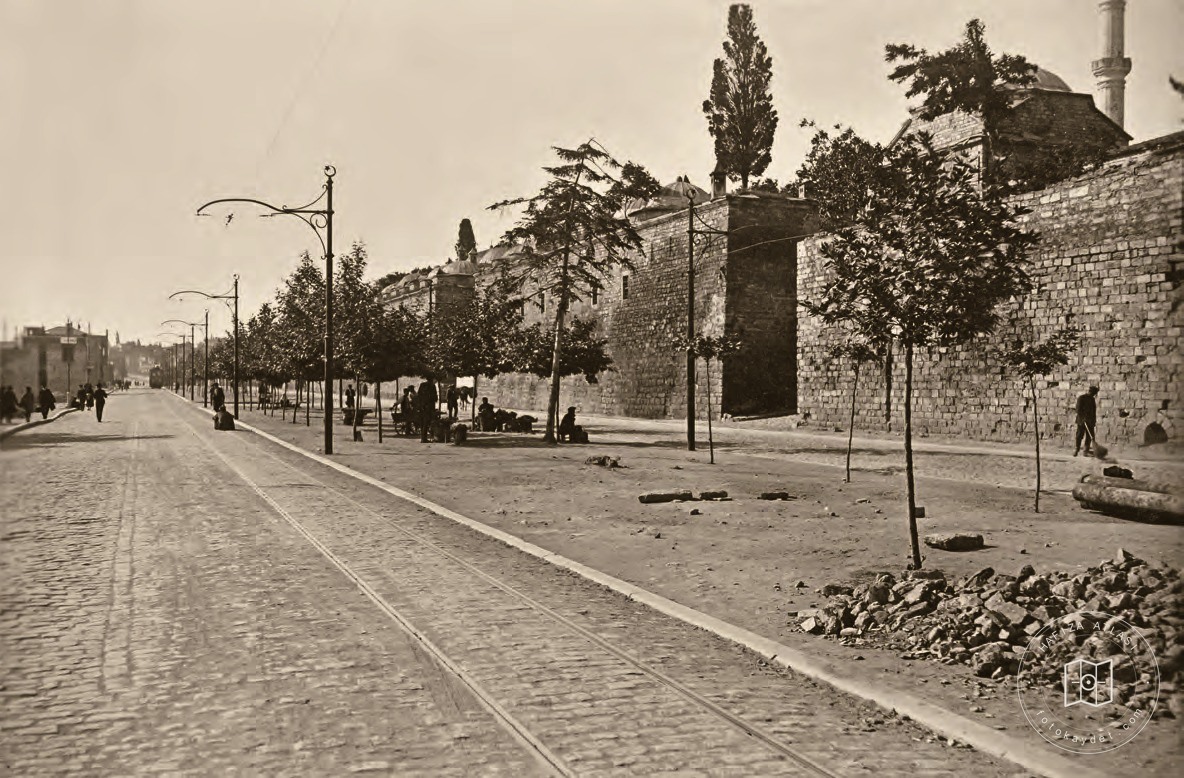 Fevzipaşa Caddesi ve Sahn-ı Seman Medresesi