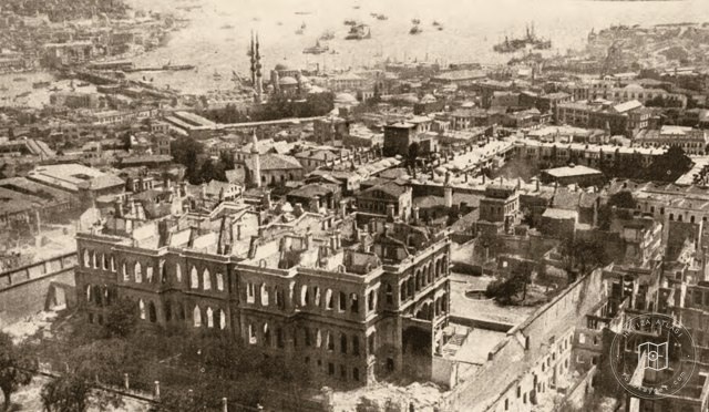 Yanan Erkân-ı Harbiye-i Umumiye Dairesi’nin ve çevresinin Beyazıt Yangın Kulesi’nden görünümü