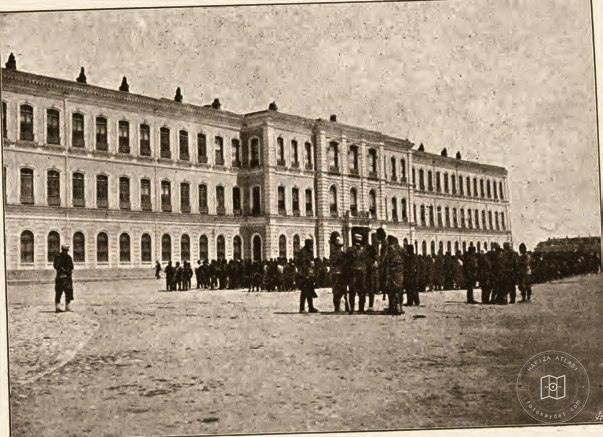 Hareket Ordusu İstanbul sokaklarında. Hareket Ordusu, Harbiye Nezareti önünde