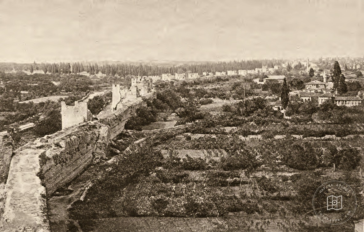 Istanbul's city walls in the early twentieth century