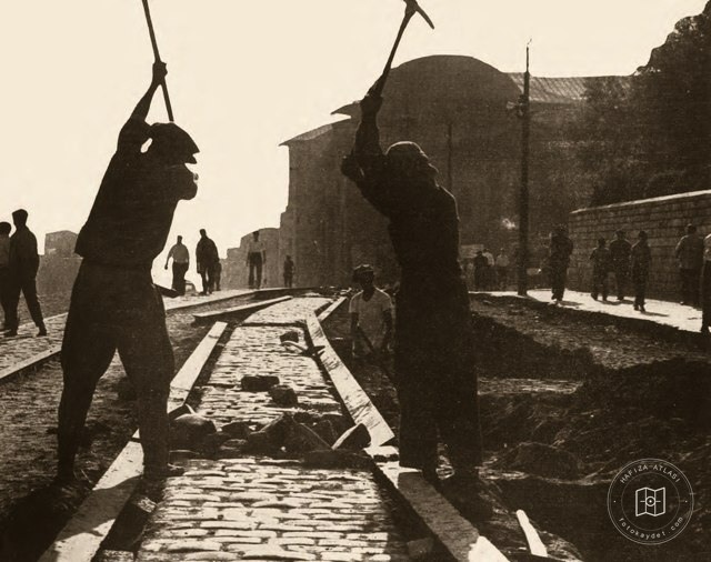 Beyazıt Meydanı'nda rayların sökülmesi