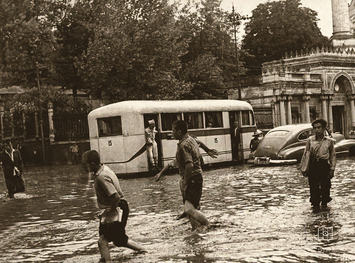 Flooded bus outside Pertevniyal Valide Sultan Mosque in Aksaray in the 1950s