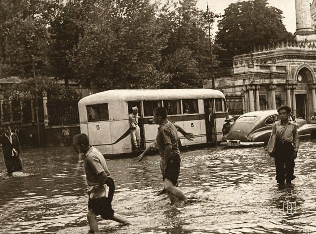Flooded bus outside Pertevniyal Valide Sultan Mosque in Aksaray in the 1950s