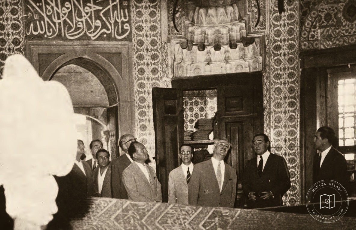 Adnan Menderes at the tomb of Süleyman the Magnificent