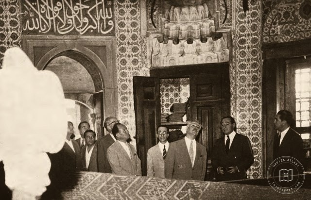 Adnan Menderes at the tomb of Süleyman the Magnificent