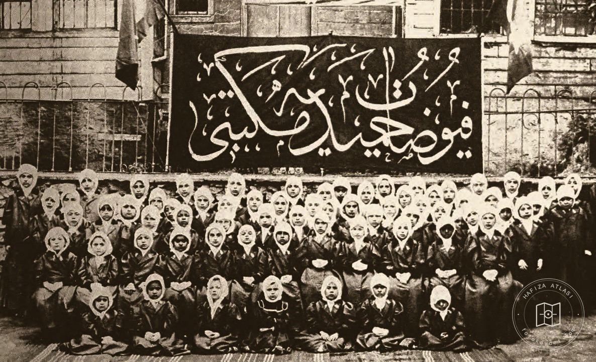 Füyuzat-ı Hamidiye Mektebi öğrencileri