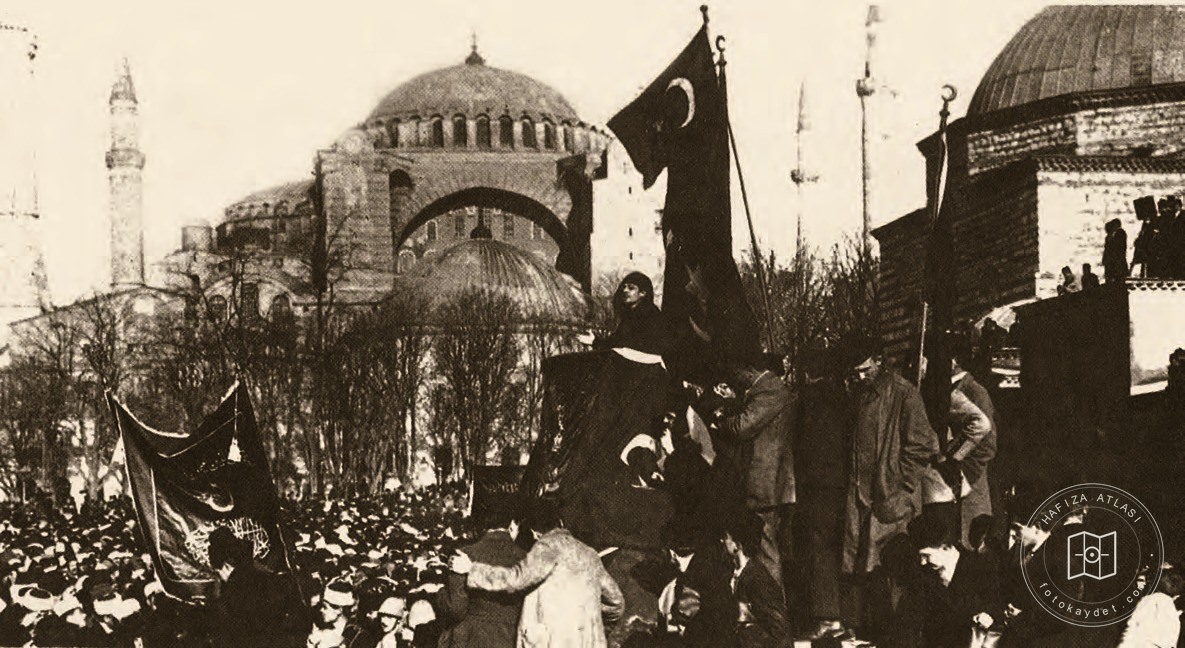 İzmir’in işgalini protesto etmek için düzenlenen Sultanahmet Mitingi