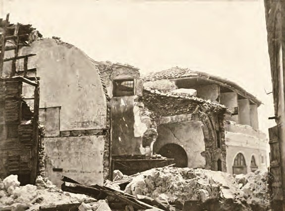 10 Temmuz 1894 depreminde Beyazıt’ta tramvay yolu civarındaki bakırcı dükkanları