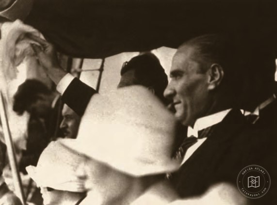 Atatürk greeting the crowds on his first visit to Istanbul