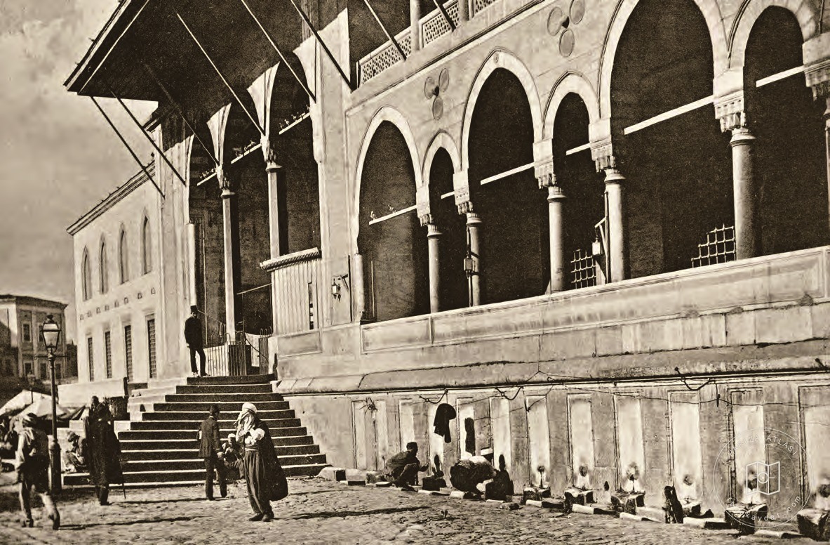 Yeni Valide Camii’nin önünde abdest alanlar, XX. yüzyılın başları